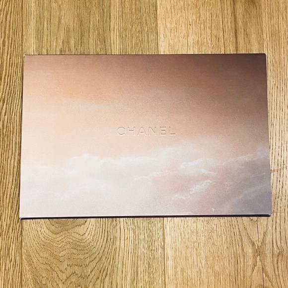 2017-2018 CHANEL La Modernite de L’antiquite Look Book - Picture 1 of 4